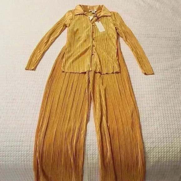 Rachel Roy 2pc golden pleated pants set - Picture 2 of 8